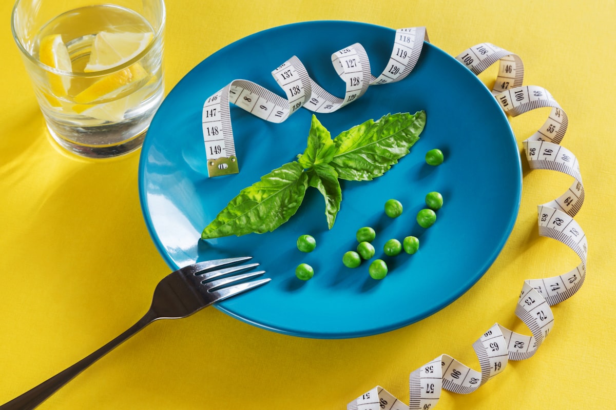 Verdure colorate e frutta fresca nel piatto